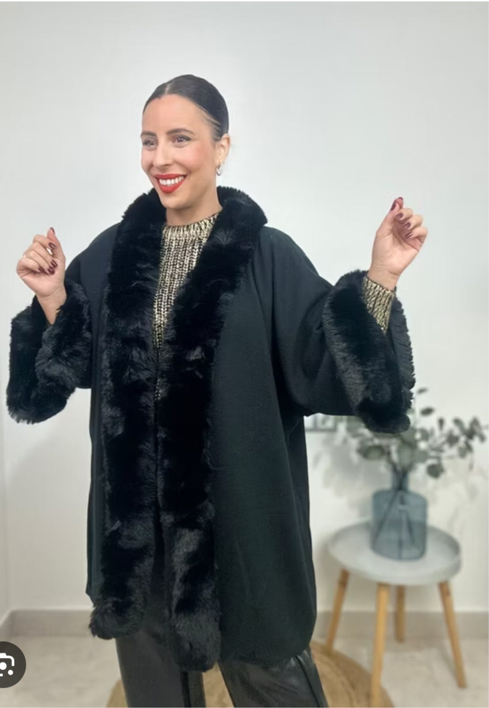 Връхна дреха с косъм черна